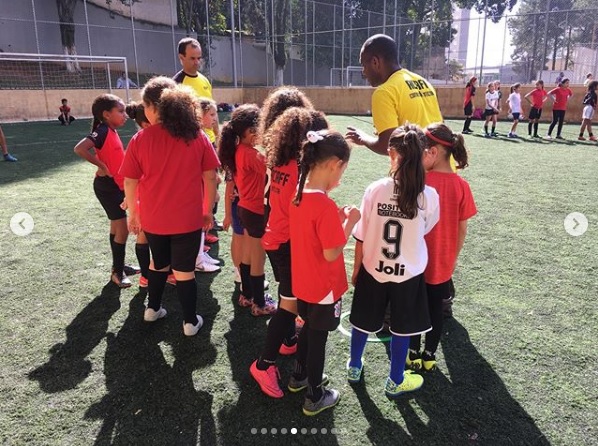 Duas Meninas Bonitas No Levantamento Do Campo De Jogos Da Escola