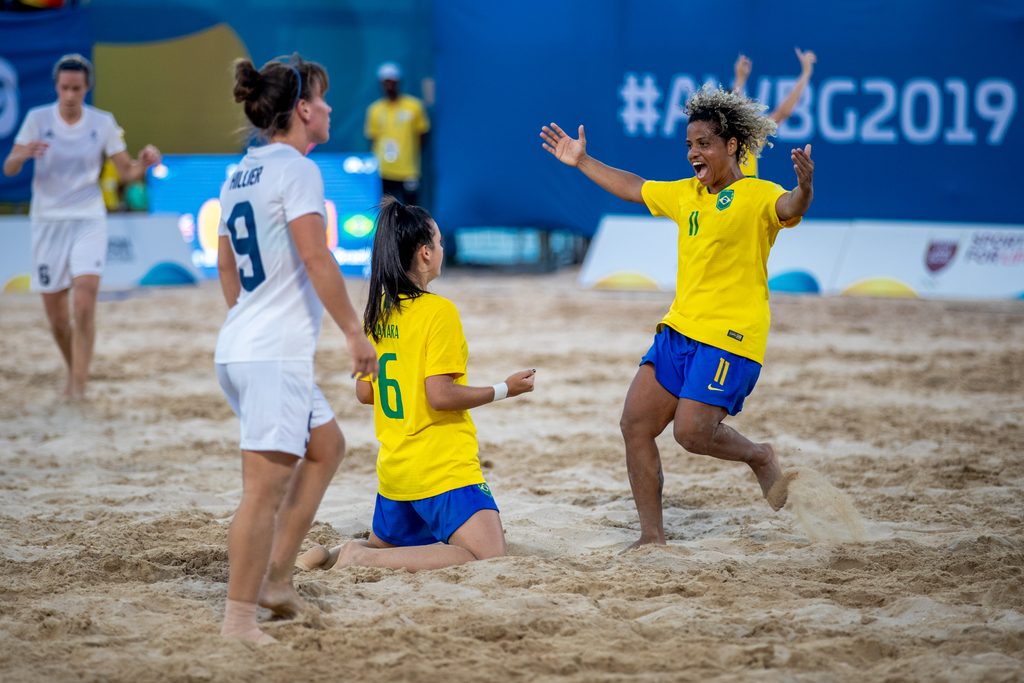 Perfil do Beach Soccer publica imagens das meninas no treino